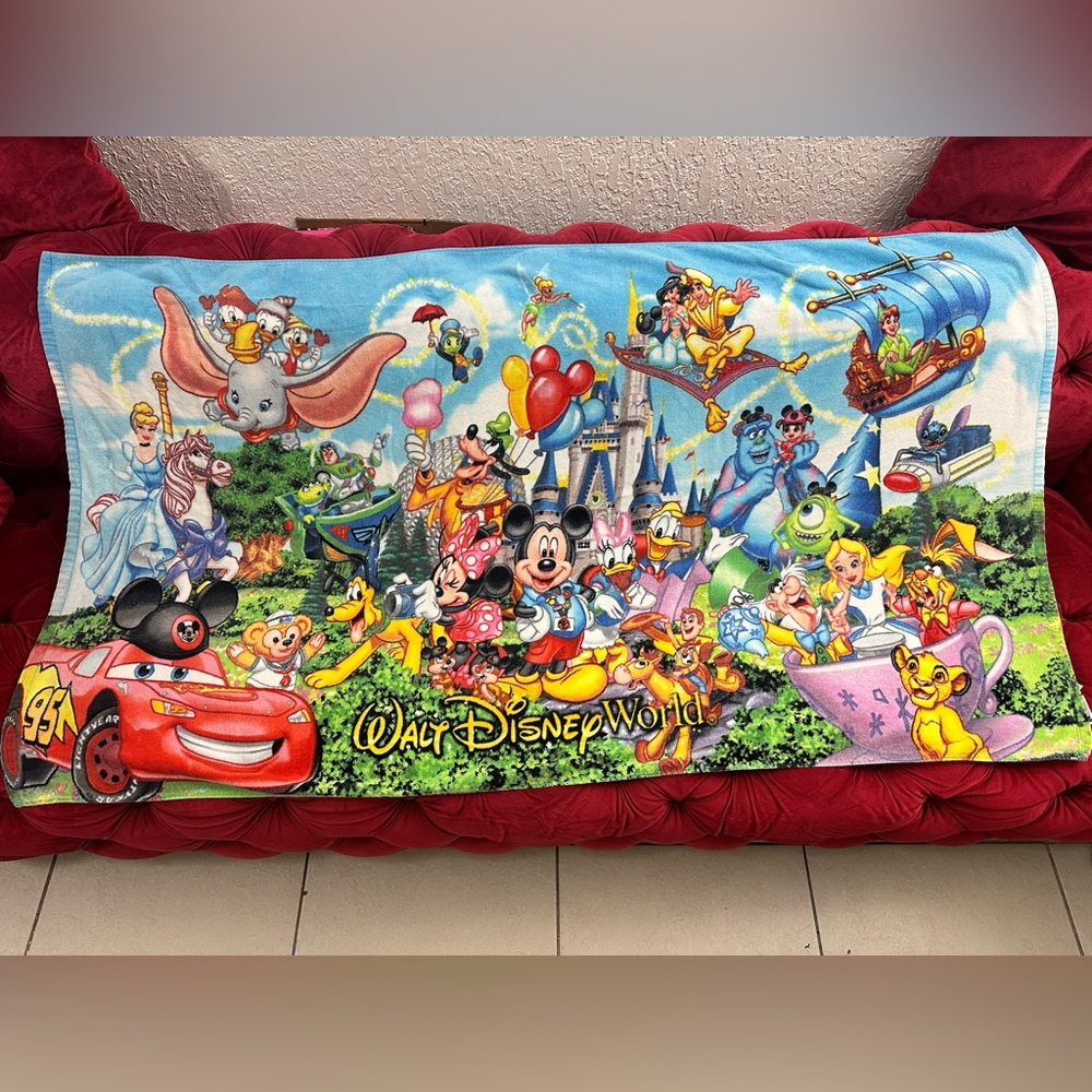 DISNEY PARKS WALT
DISNEY WORLD MICKEY & FRIENDS BEACH TOWEL